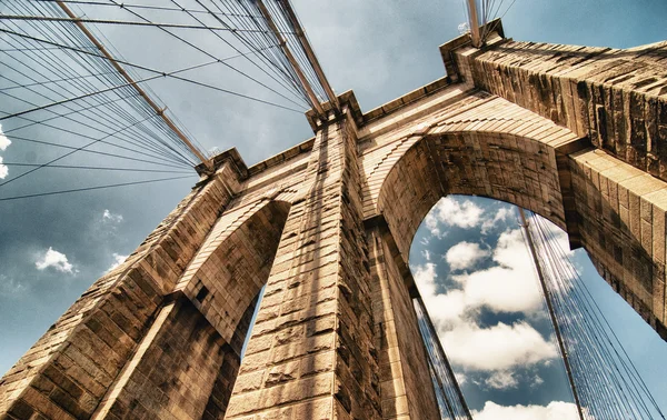 Mächtige struktur der brooklyn bridge center pylon — Stockfoto