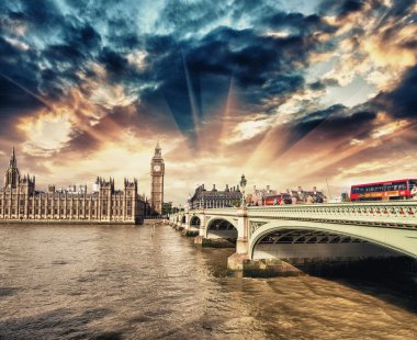 Westminster bridge geçiş klasik kırmızı Çift katlı otobüs