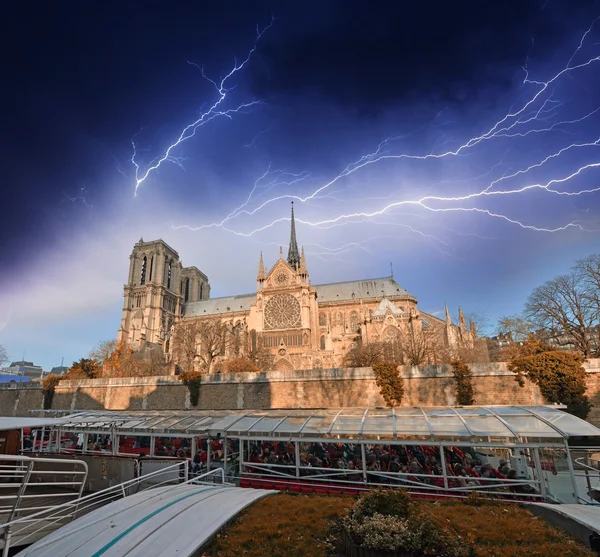 Paris. Notre Dame during a storm with cruise boat — Stock Photo, Image