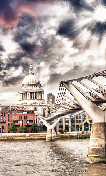 Millennium bridge och st paul katedralen — Stockfoto
