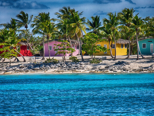 Карибский пляж с типичными красочными домами
