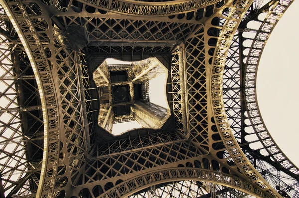 Färgerna på himlen över Eiffeltornet, paris — Stockfoto