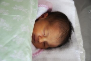 Yeni doğan bebek kız yatağında, İtalya