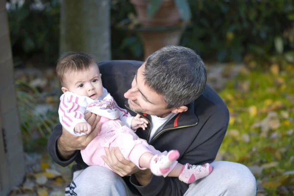 Père embrassant sa fille — Photo