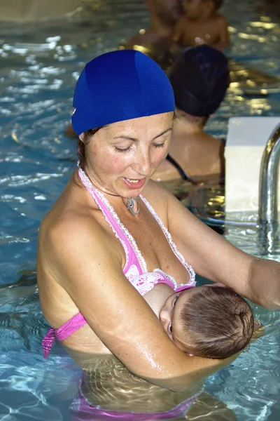 Madre e hija en la piscina, Italia — Foto de Stock