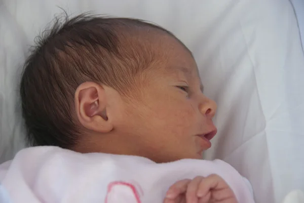 Újszülött baba lány az ágyon, Olaszország — Stock Fotó