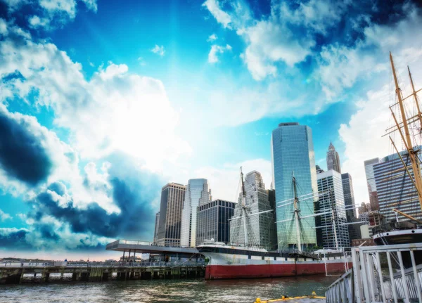 South Street Seaport, New York. Manhattan skyline — Stockfoto