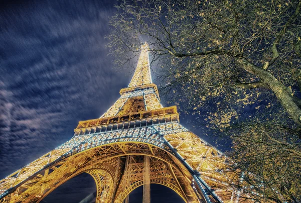 Paříž - prosinec 1: Eiffelova věž světelný výkon show v soumraku — Stock fotografie
