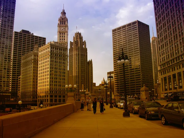 Chicago - sep 20: a turisták élvezhetik a város utcáin — Stock Fotó
