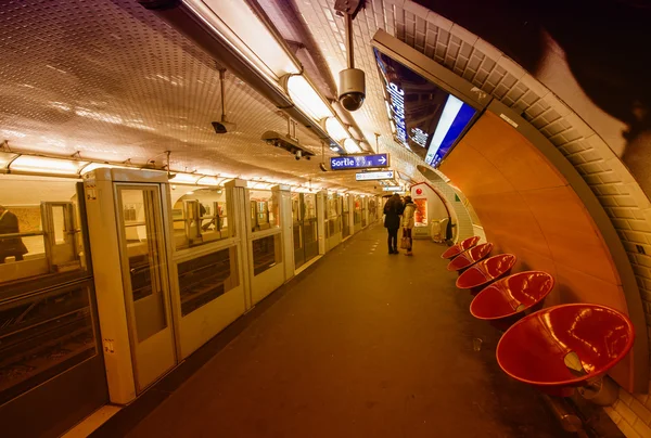 Paris - 29. Nov: U-Bahn-Station fast menschenleer in der Nacht, November — Stockfoto