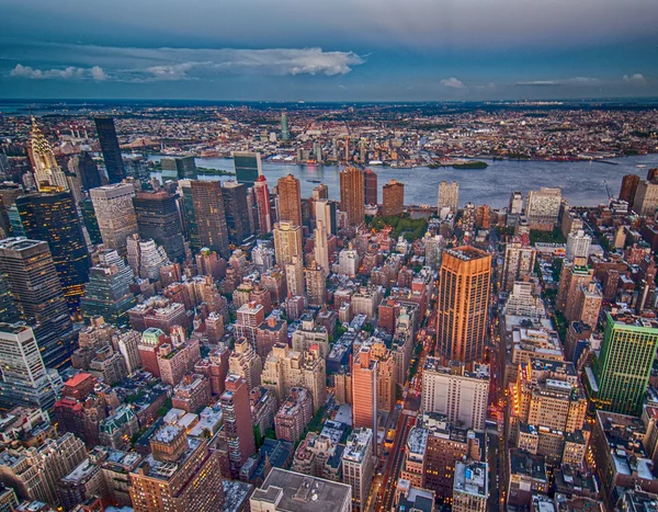 New york şehir silüeti gün batımında kentsel gökdelenler ile — Stok fotoğraf