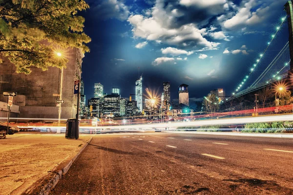 Brooklyn, Nueva York. Vista del horizonte de Manhattan por la noche — Foto de Stock