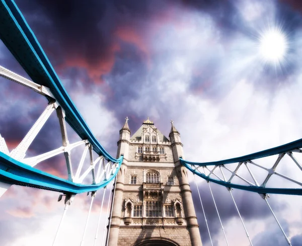 Tower Köprüsü'nün altında güzel dramatik gökyüzü, Londra - İngiltere'de renkleri — Stok fotoğraf