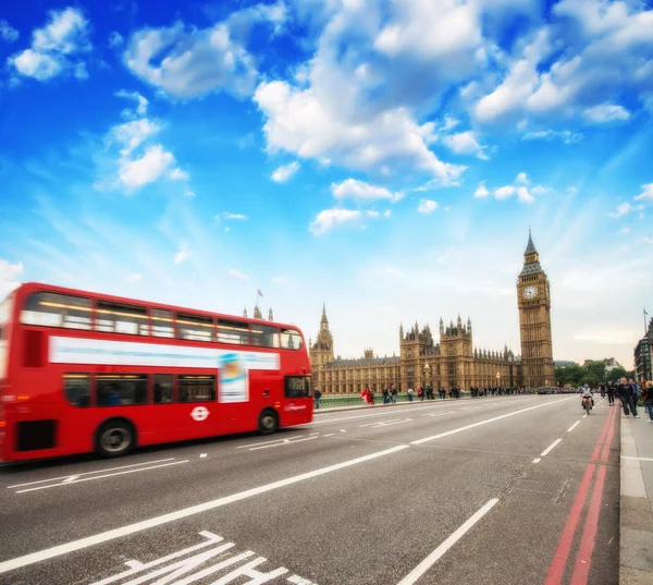 Autobus czerwony piętrowy w samym sercu Londynu. Westminster bridge — Zdjęcie stockowe