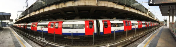 LONDRES - SEP 30: Tren de metro largo en una estación de la ciudad, septiembre —  Fotos de Stock