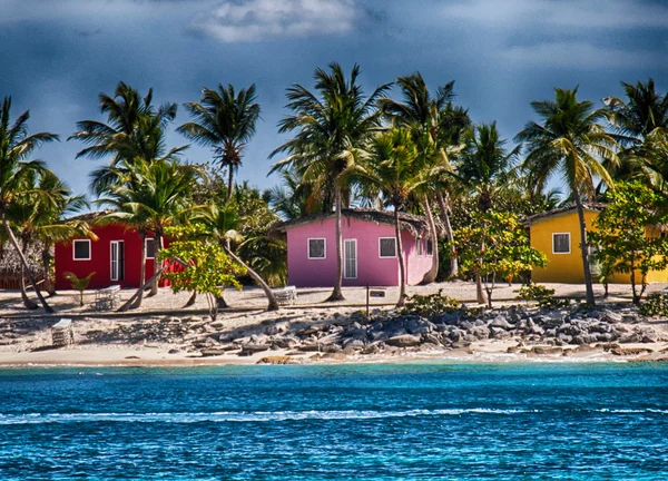 Hermosas casas coloridas en una playa caribeña — Foto de Stock