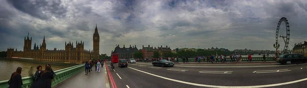 Turistas caminan en el Puente de Westminster — Foto de Stock