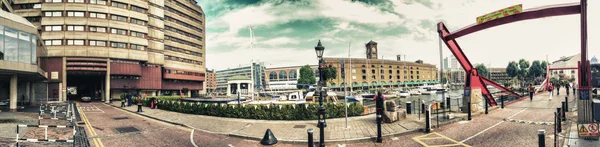 Tourists walk in St. Catharine Docks — Stock Photo, Image