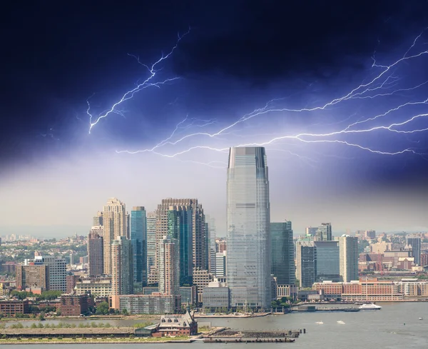 Tormenta de colores sobre rascacielos de Nueva York — Foto de Stock