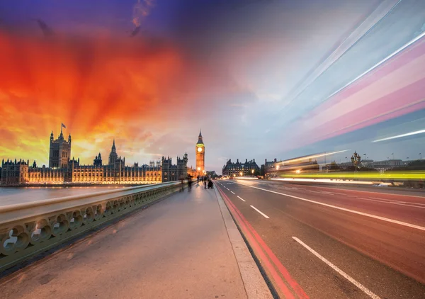 Londen, beroemde westminster brug bij zonsondergang met Parlementsgebouw — Stockfoto