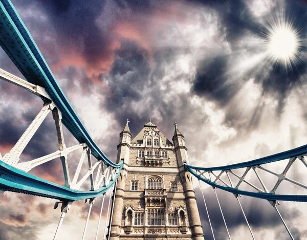 Tower Köprüsü'nün altında güzel dramatik gökyüzü, Londra - İngiltere'de renkleri — Stok fotoğraf