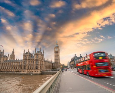 Westminster bridge geçiş Çift katlı kırmızı otobüs.