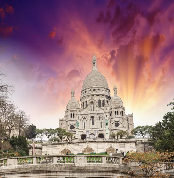 Parijs. prachtig uitzicht op de kathedraal van het heilig hart in montmartre — Stockfoto