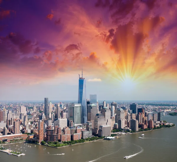 Nueva York. Manhattan vista desde el helicóptero con la ciudad alta skyscrap —  Fotos de Stock