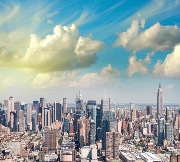 New York. Manhattan Blick aus dem Hubschrauber mit Stadt hohen Wolkenkratzer — Stockfoto