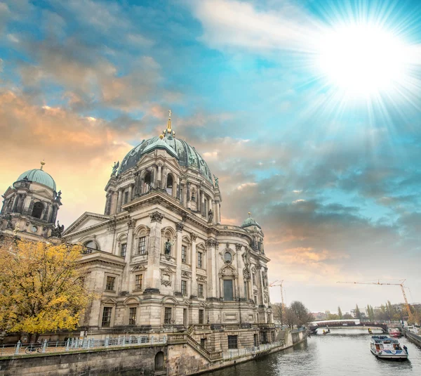 Berlin, Allemagne. Belle vue sur la cathédrale le long de la rivière Spree . — Photo