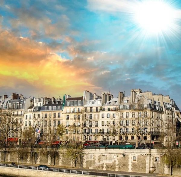 Paris, France. Magnifiques bâtiments anciens au coucher du soleil — Photo