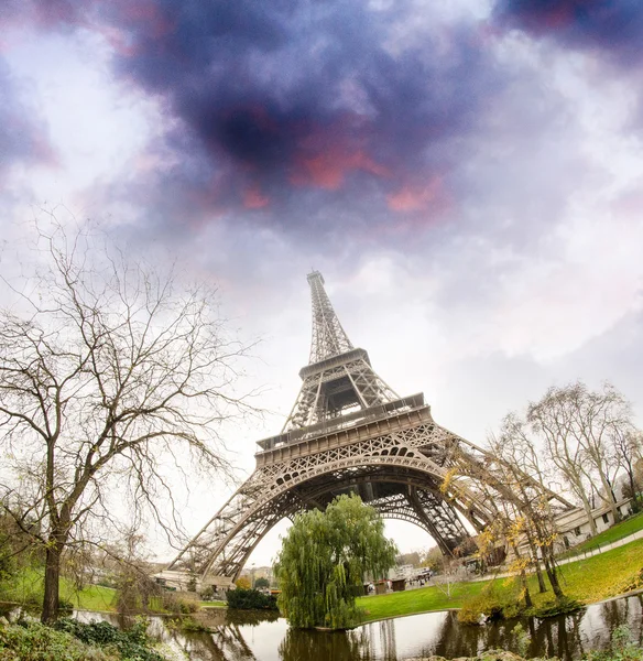 Eiffel-torony, felfelé nézet a környező kertek - Párizs — Stock Fotó