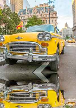 Vintage sarı taksi bekleyen sürücü ile new york sokaklarında