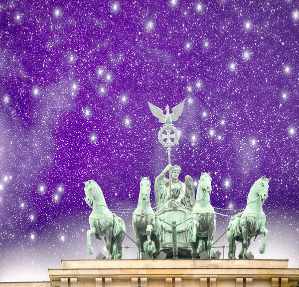 Quadriga υπέροχη ορόσημο στο Βερολίνο νύχτα - πύλη του Βρανδεμβούργου — Φωτογραφία Αρχείου