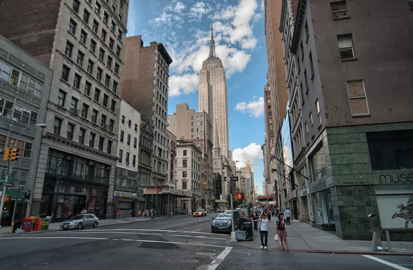 Les touristes marchent dans les rues de la ville de New York — Photo