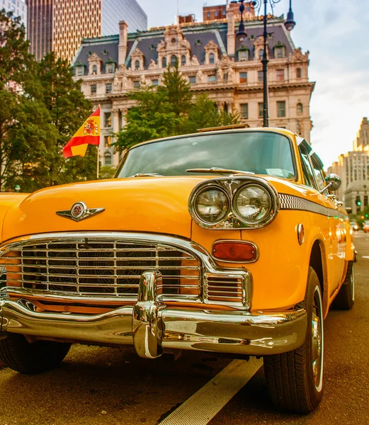 Vintage yellow taxi in New York streets with driver waiting for — Stock Photo, Image