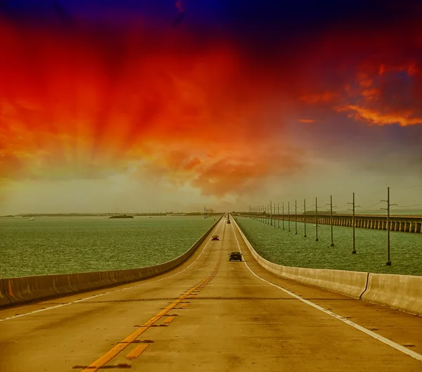 Gün batımında okyanusa uzun bir yol — Stok fotoğraf