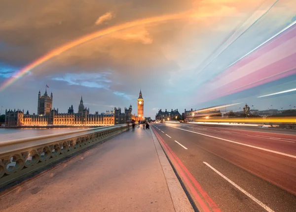 Arco iris sobre las Casas del Parlamento y el Puente de Westminster —  Fotos de Stock