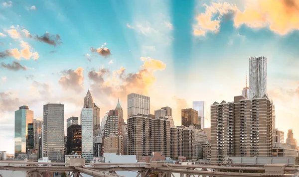 Impresionante vista del horizonte inferior de Manhattan al atardecer — Foto de Stock