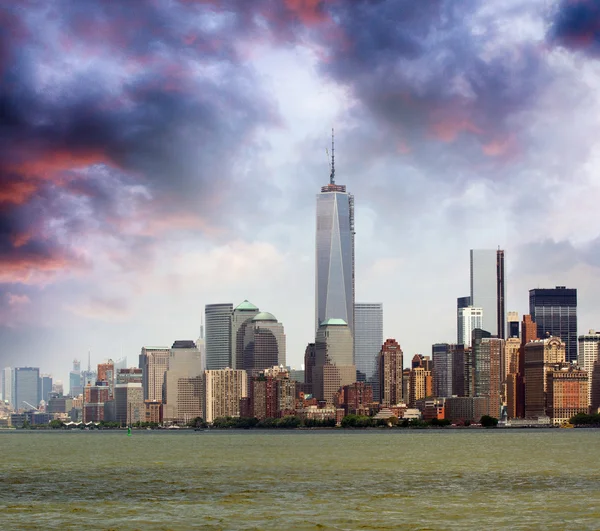 East river and lower Manhattan skyline at dusk - New York City — Stock Photo, Image