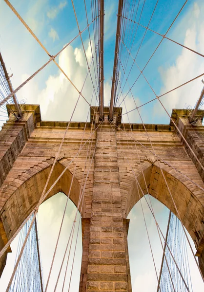 Pylon brooklyn Bridge. Wspaniała konstrukcja o zmierzchu — Zdjęcie stockowe