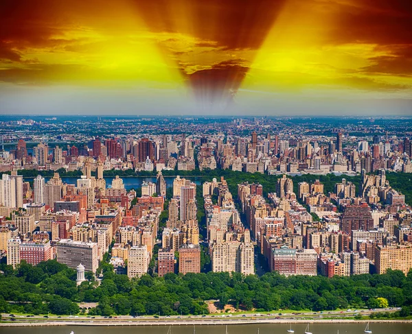 纽约。在黄昏的中央公园区域的直升机视图 — 图库照片