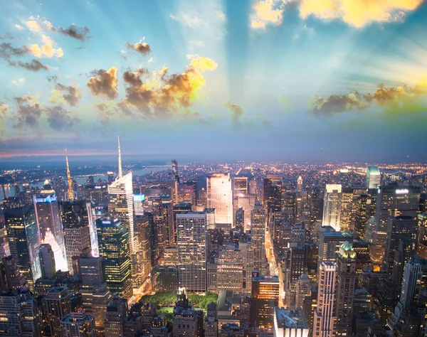 Alacakaranlıkta çarpıcı manhattan skyline. — Stok fotoğraf