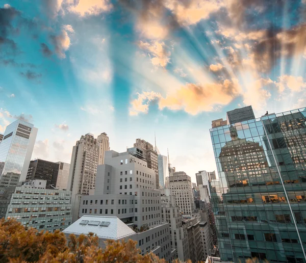 Nueva York - Mirando por encima de los tejados en Manhattan impresionante horizonte — Foto de Stock