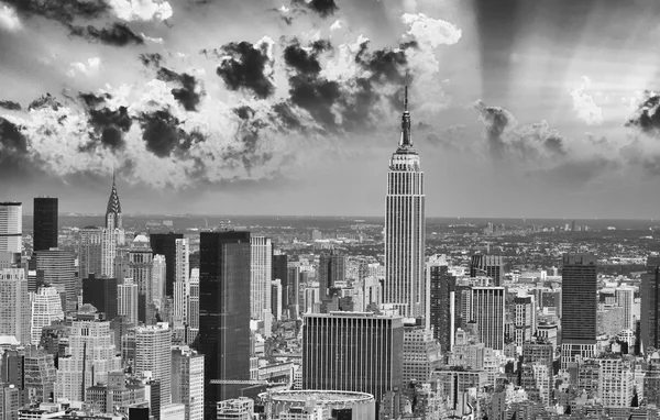 New york. Flygfoto över midtown manhattan med kända byggnader — Stockfoto