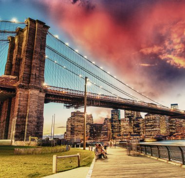 new York'ta brooklyn Köprüsü. Yaz aylarında akşam renkleri