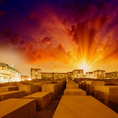 holocaust memorial Berlin, Almanya. Kış günbatımı renkleri
