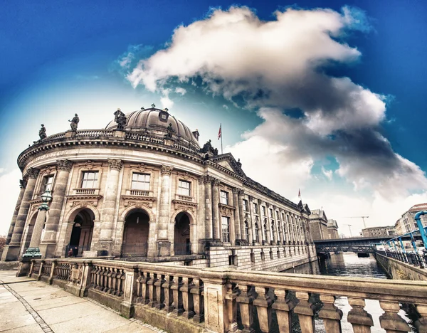 Bodemuseum y puente de la ciudad en el centro de Berlín — Foto de Stock