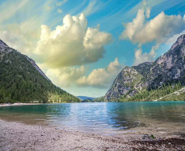 Beau lac aux eaux cristallines et montagnes — Photo