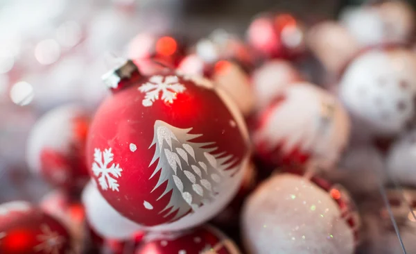 Grupp av röda julgranskulor, holiday symbol — Stockfoto